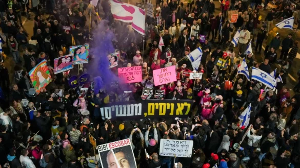 Angehörige der Geiseln fordern unermüdlich ihre Freilassung. (Archivbild) - © Ariel Schalit/AP/dpa