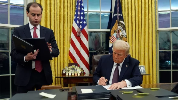 Trump unterzeichnete eine ganze Reihe von Präsidentenerlassen. - © Evan Vucci/AP/dpa