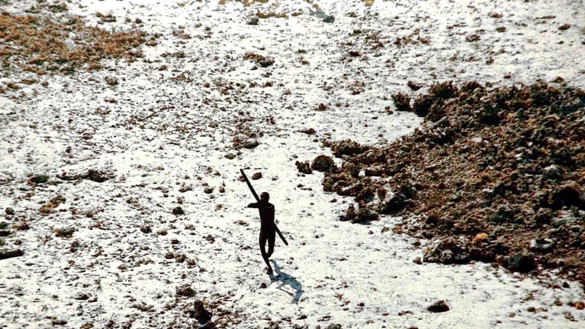 Ein Bewohner der f&uuml;r Au&szlig;enstehende verbotenen indischen Insel North Sentinel zielt mit Pfeil und Bogen. (Foto Archiv - &copy; -/Indian Coastguard/Survival International/dpa