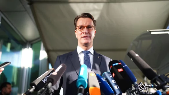 Nordrhein-Westfalens Ministerpräsident Hendrik Wüst (CDU) sei 2022 über seinen Schatten gesprungen, sagt der Wissenschaftler. - © Marcus Brandt/dpa