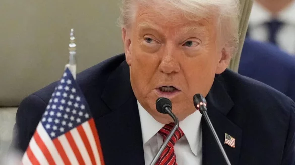 US-Präsident Trump präsentiert sich beim Thema der israelisch-arabischen Beziehungen als Friedensstifter. - © Alex Brandon/AP/dpa