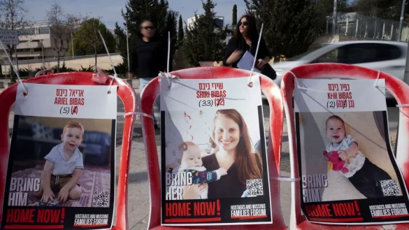 Die Aufnahmen von Schiri Bibas und ihren Söhnen gingen um die Welt. - © Maya Alleruzzo/AP/dpa