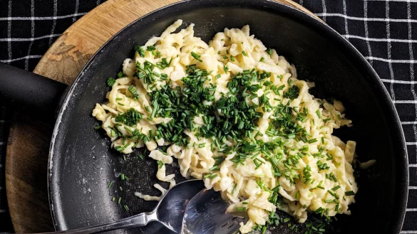 Für Kasnockerl kommen Spätzle und Käse auf den Herd und werden mit Schnittlauch bestreut - und das Ganze wird am besten direkt aus der Pfanne gegessen. - © Doreen Hassek/hauptstadtkueche.blogspot.com/dpa-tmn