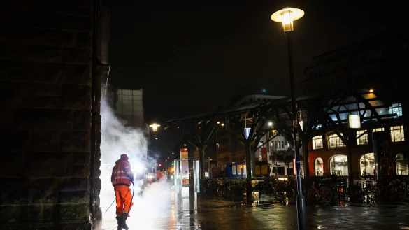 Arbeiten, wenn andere schlafen: Wer regelmäßig Nachtschichten hat, muss besonders auf die eigene Gesundheit achten. - © Christian Charisius/dpa/dpa-tmn