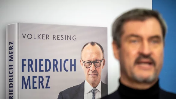 «Friedrich Merz ist kantig, ja. Aber da weiß man, was man hat», so Markus Söder über den CDU-Chef. - © Michael Kappeler/dpa