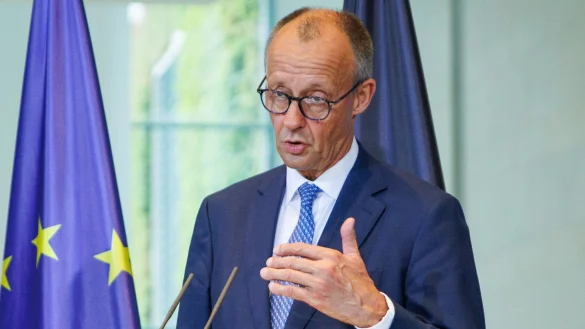 Merz will keine strengeren CO2-Regeln f&uuml;r Dienstwagen. - &copy; Carsten Koall/dpa