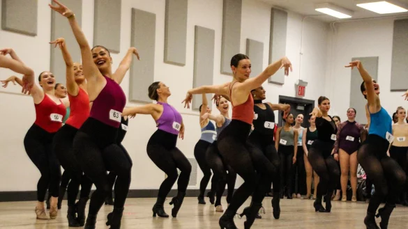 Beim Vortanzen m&uuml;ssen sich die Frauen in k&uuml;rzester Zeit dehnen und aufw&auml;rmen und dann eine kurze Choreographie einstudieren. - &copy; Christina Horsten/dpa