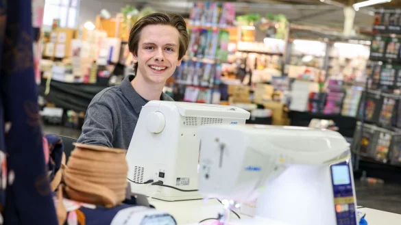 Das 15 Jahre alte Näh-Talent will auch andere Kinder und Jugendliche für das Hobby begeistern - © Christoph Reichwein/dpa