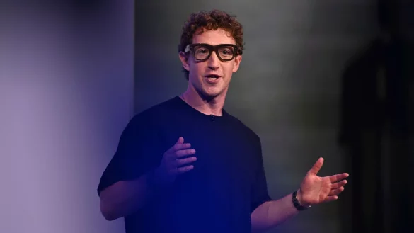 Mark Zuckerberg demonstrierte die Brille mit Display auf der hauseigenen Konferenz Meta Connect. - © Nic Coury/AP/dpa