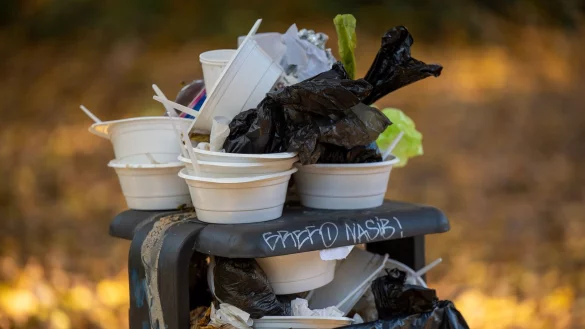 In Köln bahnt sich die Einführung einer Verpackungssteuer an. (Symbobild) - © Monika Skolimowska/dpa-Zentralbild/dpa