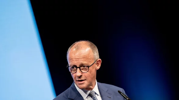 Beim Auftritt in Osnabr&uuml;ck formuliert Merz klare Erwartungen an die SPD. - &copy; Hauke-Christian Dittrich/dpa