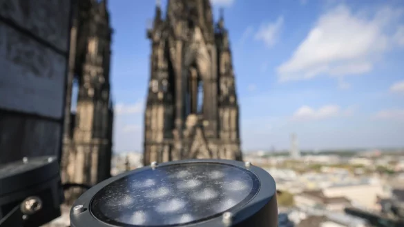 Der Kölner Dom hat von Ostern an eine neue Beleuchtung. - © Oliver Berg/dpa