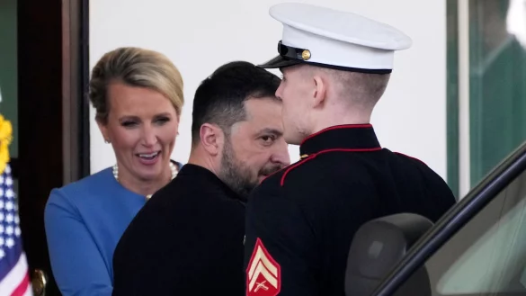 Selenskyj verlässt das Weiße Haus, ohne zu einer Vereinbarung mit Trump gekommen zu sein. - © Ben Curtis/AP/dpa