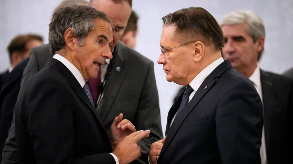 IAEA-Direktor Grossi warnte nach dem Gespräch mit dem Chef der russischen Atombehörde Lichatschow vor der Gefahr steigender Angriffe auf das AKW Saporischschja. - © Alexander Zemlianichenko/AP/dpa