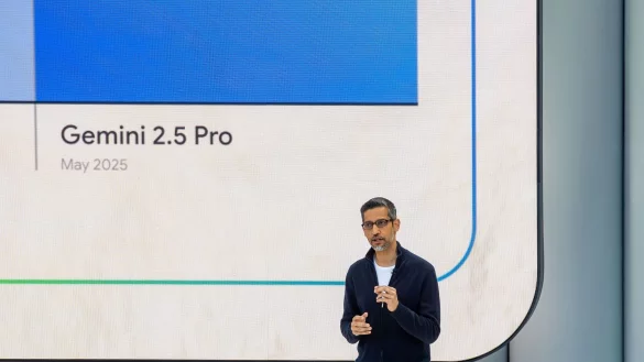 Google-Chef Sundar Pichai spricht über Gemini, Googles Antwort auf ChatGPT und Co. - © Andrej Sokolow/dpa