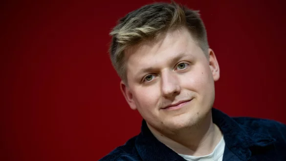 Muss vor dem Amtsgericht erscheinen: El Hotzo. (Archiv) - © Hendrik Schmidt/dpa