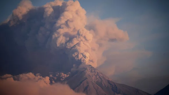 Bei einem gro&szlig;en Ausbruch des Feuervulkans im Jahr 2018 kamen mindestens 200 Menschen ums Leben. - &copy; Moises Castillo/AP/dpa