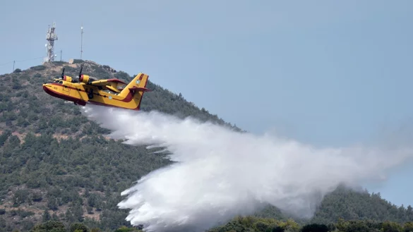 Löschflugzeuge sind weiterhin unterwegs. (Archivbild) - © Thanassis Stavrakis/AP/dpa