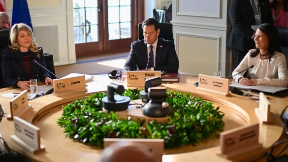 Die Minister nahmen an einem runden Tisch Platz. - © Sebastian Christoph Gollnow/dpa