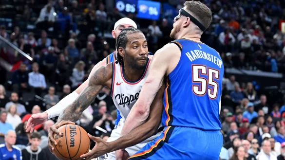 Kawhi Leonard - hier gegen Isaiah Hartenstein - ist der wichtigste Spieler der LA Clippers. (Archiv-Foto) - © Wally Skalij/AP/dpa