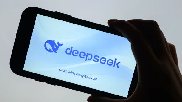 Das Logo des chinesischen KI-Chatbot Deepseek ist auf einem Smartphone zu sehen. - © Patrick Pleul/dpa