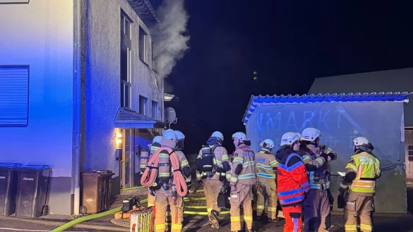 Zwei der drei Wohnungen sind nach dem Brand nicht bewohnbar. - © -/Feuerwehr Bergisch Gladbach/dpa