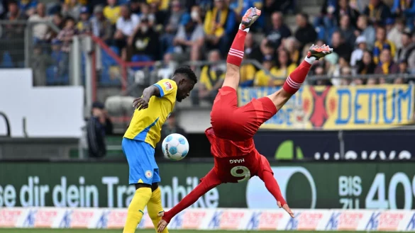 Düsseldorfs Giovanni Haag (r) mit einer akrobatischen Einlage gegen Braunschweig Richmond Tachie. - © Swen Pförtner/dpa