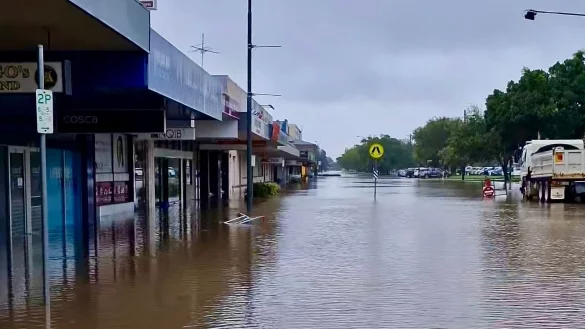 Die &Uuml;berschwemmungen in der bekannten Region nahe des Great Barrier Reef sind teilweise gewaltig. - &copy; Ergon Energy Network/AAP/dpa