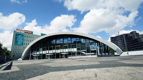 Das Opernhaus in Dortmund wollte an Karfreitag eine Wagner-Oper auff&uuml;hren. Nach rechtlichen Bedenken der Bezirksregierung Arnsberg wurde der Plan verworfen. (Archivbild) - &copy; Ina Fassbender/dpa
