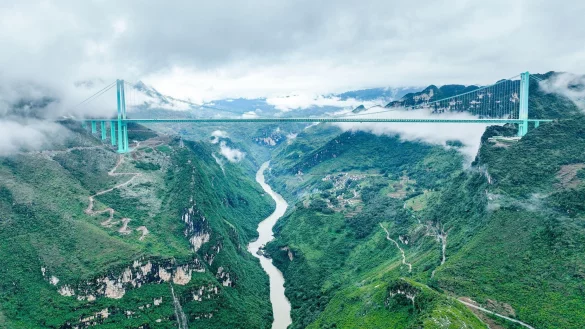 Die Huajiang Grand Canyon Bridge erreicht laut chinesischen Staatsmedien eine H&ouml;he von bis zu 625 Metern. - &copy; Ou Dongqu/XinHua/dpa
