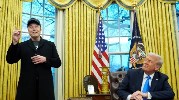 Das Programm, mit dem Trump (r) und Musk (l) Zehntausende Staatsdiener loswerden wollen, hat eine wichtige juristische Hürde genommen. - © Alex Brandon/AP/dpa