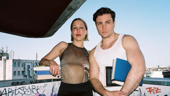 Jannik Schümann und Kara Wolf präsentieren ihren Buchclub «Zwischen Kotti und Kapiteln» als Podcast. - © Arne Grugel/-/dpa