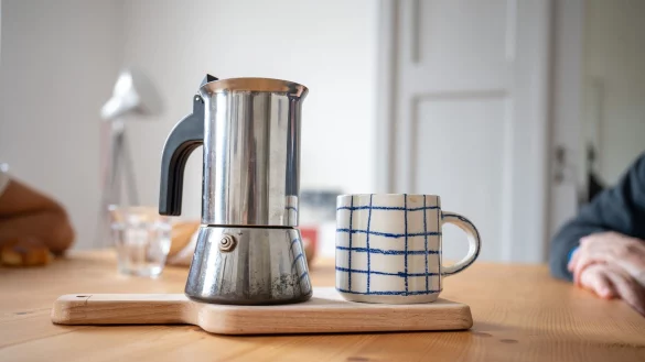 Der Start in den Tag mit Kaffee ist für die meisten Menschen ein jahrzehntelanges Ritual. (Symbolbild) - © Sebastian Gollnow/dpa
