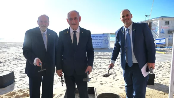 Der israelische Ministerpr&auml;sident Benjamin Netanjahu (M) bei der Grundsteinlegung f&uuml;r eine Promenade, die nach US-Pr&auml;sident Donald Trump benannt ist. - &copy; Chaim Zach/GPO/dpa