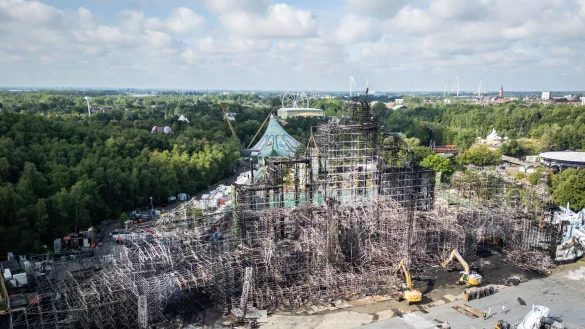 Das Bühnenmaterial bestand laut einer Sprecherin der Feuerwehr zum großen Teil aus Holz. - © Stringer/Belga/dpa