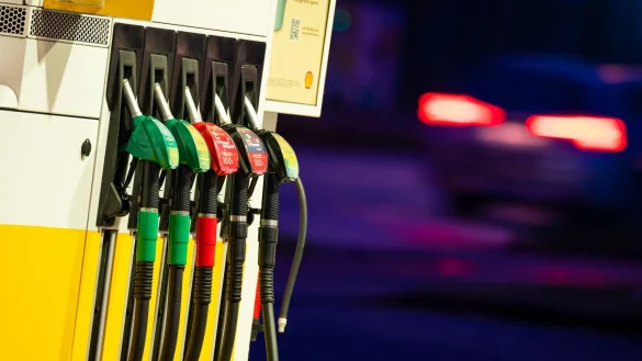 An der Tankstelle zahlen die Kunden gut drei Cent mehr als Ende 2024. (Symbolbild) - © Jonas Walzberg/dpa