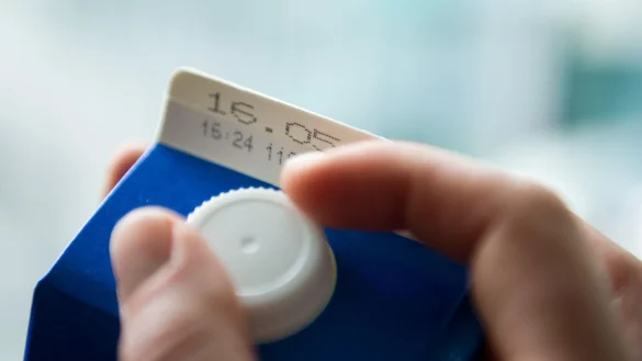 Ist ein Lebensmittel beim Kauf nicht mehr genießbar, kann der Kaufpreis reklamiert werden. - © Inga Kjer/dpa