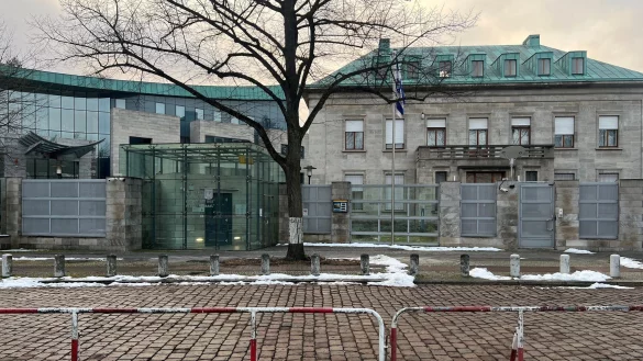 Im Ziel von Anschlagsplänen: Die israelische Botschaft in Berlin. - © Julius-Christian Schreiner/-/dpa