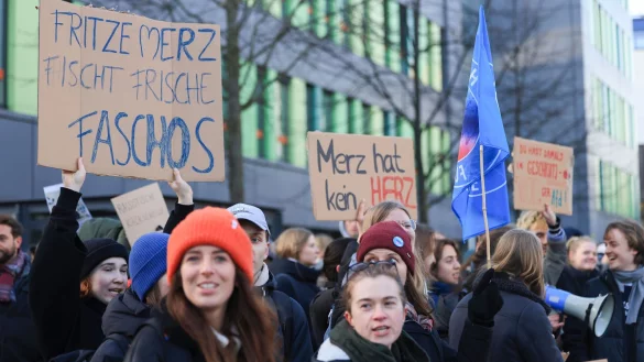 Die Plakate auf den Demos richten sich h&auml;ufig gegen CDU-Kanzlerkandidat Friedrich Merz. (Archivbild) - &copy; Oliver Berg/dpa