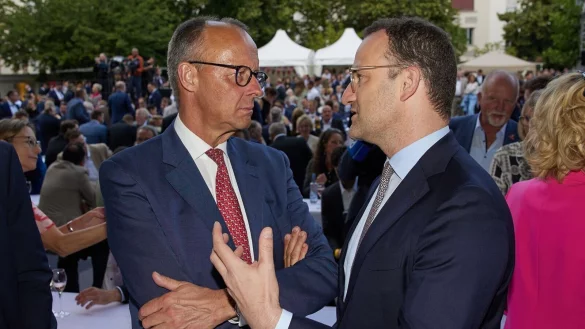 Bundeskanzler Friedrich Merz (links) bekommt nach seiner umstrittenen Entscheidung zum teilweisen R&uuml;stungsexportstopp an Israel R&uuml;ckendeckung auch von Unionsfraktionschef Jens Spahn (beide CDU). - &copy; Joerg Carstensen/dpa