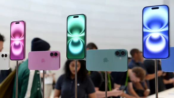 Von der Erleichterung profitiert besonders Apple: Die weitaus meisten iPhones und andere Geräte des Konzerns werden in China gebaut. (Archivbild) - © Andrej Sokolow/dpa