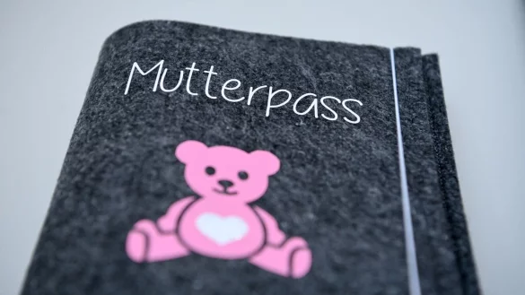 Mütter werden bei Fehlgeburten besser geschützt. (Archivbild) - © Jens Kalaene/dpa-Zentralbild/dpa