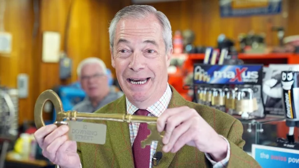 Der Brexit-Vorkämpfer und Chef der rechtspopulistischen Partei Reform UK, Nigel Farage, träumt bereits vom Schlüssel zum Regierungssitz 10 Downing Street. (Archivbild) - © Joe Giddens/PA Wire/dpa