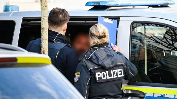 Dem Tatverdächtigen von Rimbach wird Geiselnahme vorgeworfen. Er wurde in Untersuchungshaft genommen. - © Uwe Anspach/dpa