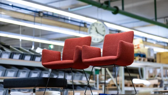 Viele Unternehmen der Branche schicken ihre Mitarbeiter in Kurzarbeit. (Archivbild) - © Guido Kirchner/dpa