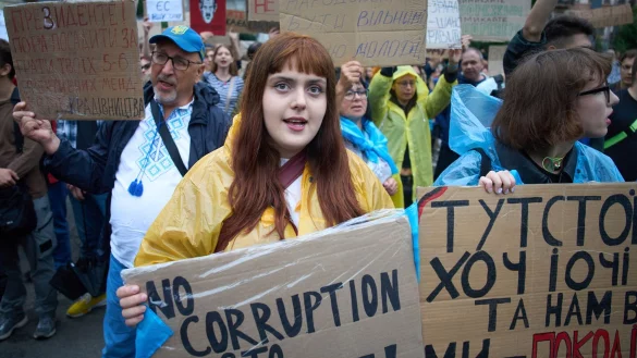 Gegen die ausufernde Korruption in der Ukraine hatte es zuletzt auch die gr&ouml;&szlig;ten Proteste seit Beginn des russischen Angriffskrieges gegeben. (Archivbild) - &copy; Efrem Lukatsky/AP/dpa