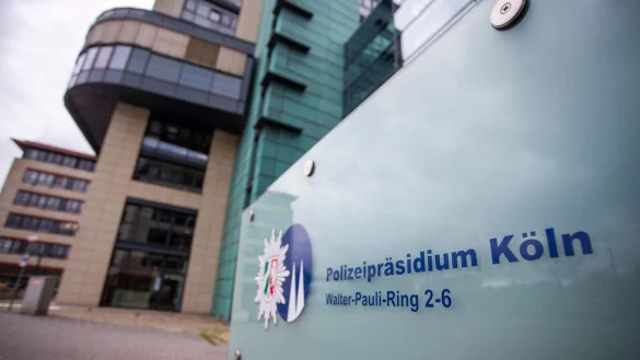 Im Polizeipräsidium Köln hat sich am Dienstag ein Tatverdächtiger mit seinem Anwalt gestellt. Der 22-Jährige soll auf zwei Männer eingestochen haben. - © Thomas Banneyer/dpa