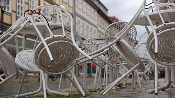 Die Flaute im Gastgewerbe hat auch 2024 angehalten. (Illustration) - &copy; Matthias Bein/dpa