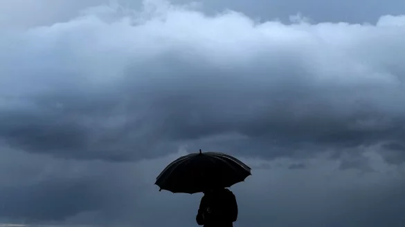 Heftiger Regen fällt an der bei Urlaubern beliebten französischen Mittelmeerküste. (Symbolfoto) - © Valery Hache/AFP/dpa