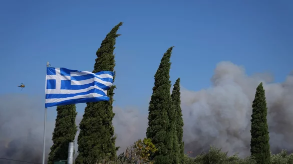 Die Behörden prüfen weiter die Ursachen der Feuer. In einer Ortschaft nahe Athen vermutet der Bürgermeister Brandstiftung. - © Thanasis Stavrakis/AP/dpa